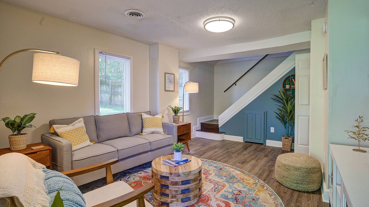 Johnson City Cottage | Redesigned Family/Pet Friendly 🐶 Carriage House Minutes walk to Downtown