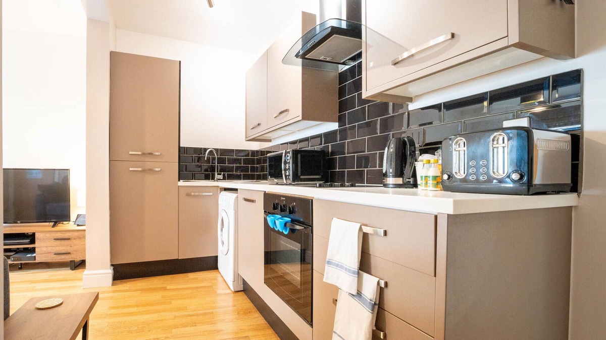 Redhill Apartment | Redhill Garland- 1 bed ground floor apartment by LGW Short Lets