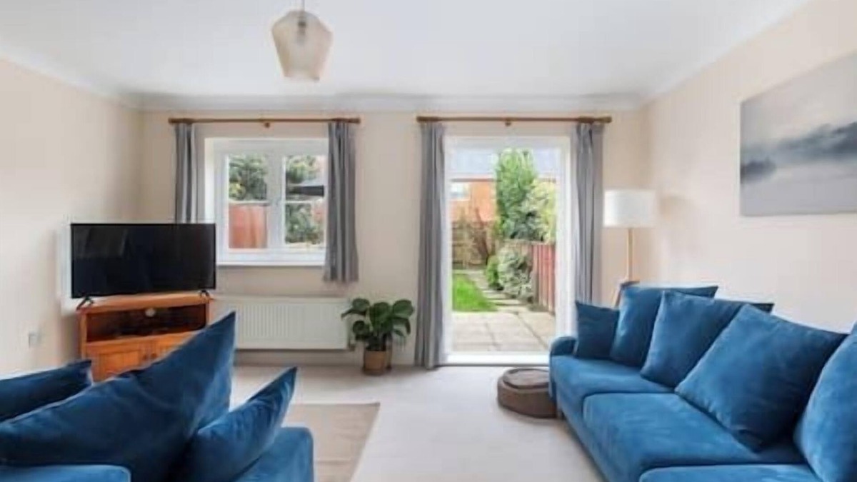 Redhill House | Redhill, Sleeps 9, Private Parking,17 mins London Gatwick, 30 mins to London