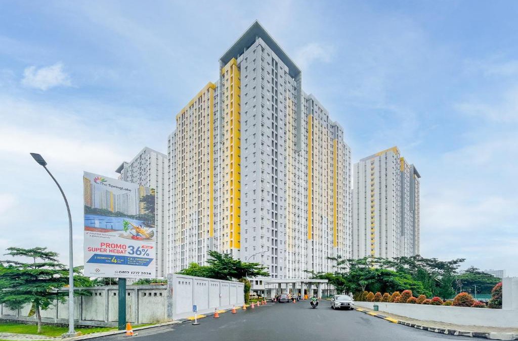 Bekasi Apartment | RedLiving Apartemen Springlake Summarecon - Happy Rooms with Netflix