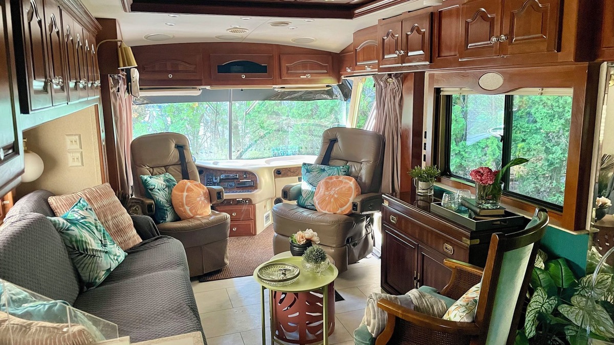 Willoughby House | Redneck Motor Palace - Hot Tub!