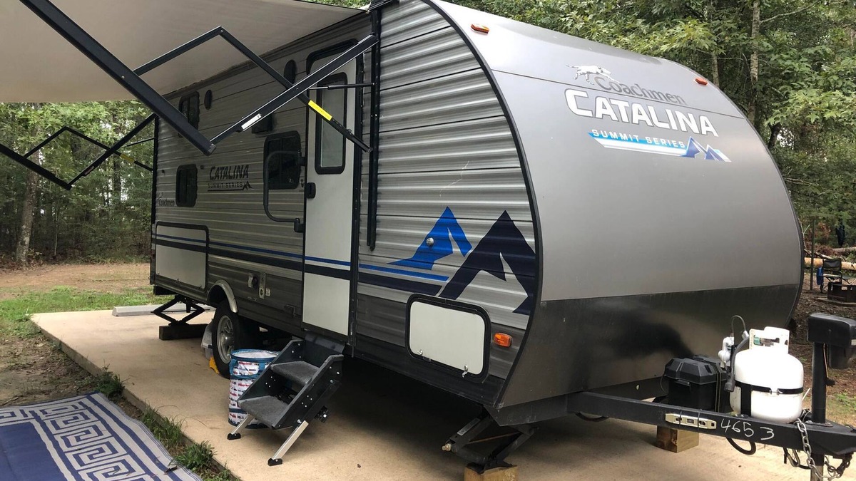 Beaumont House | Reds Coachmen Catalina Summit Series 7 184BHS Travel Trailer