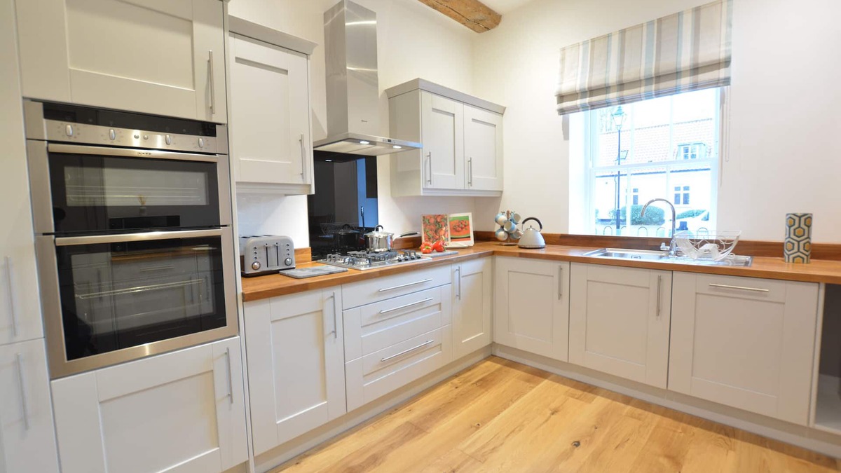 Blythburgh Cottage | REDSHANKS, BLYTHVIEW, family friendly, with pool in Southwold