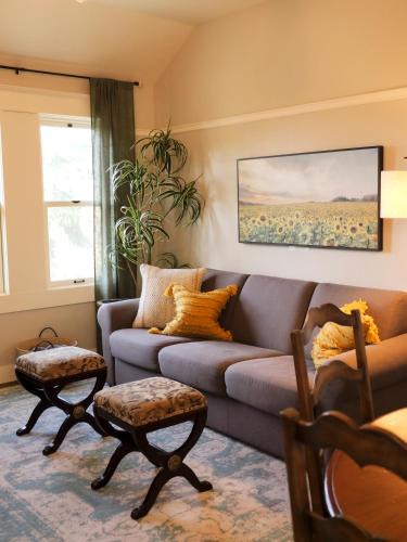 Siskiyou-Hargadine Historic District House | Redtail Inn - 3 Suites Sleeps Up To 12