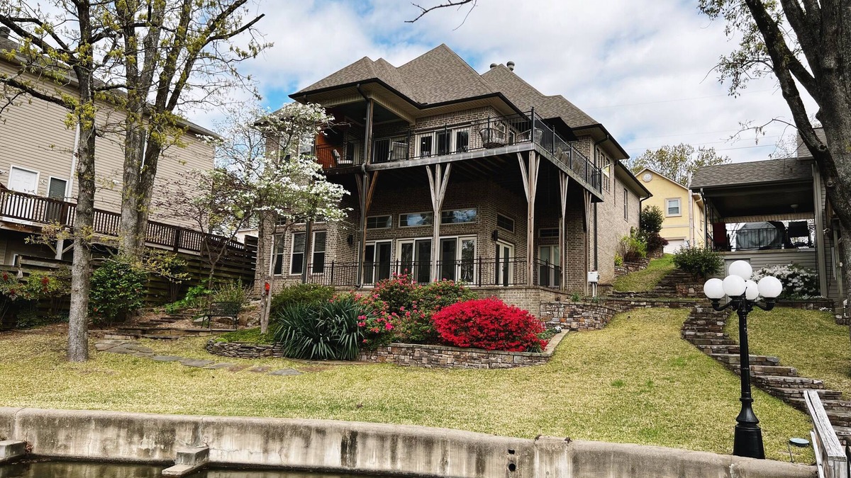 Lakeland House | Reduced August Rates! 4 bed, 4 bath Luxury home on Lake Hamilton.