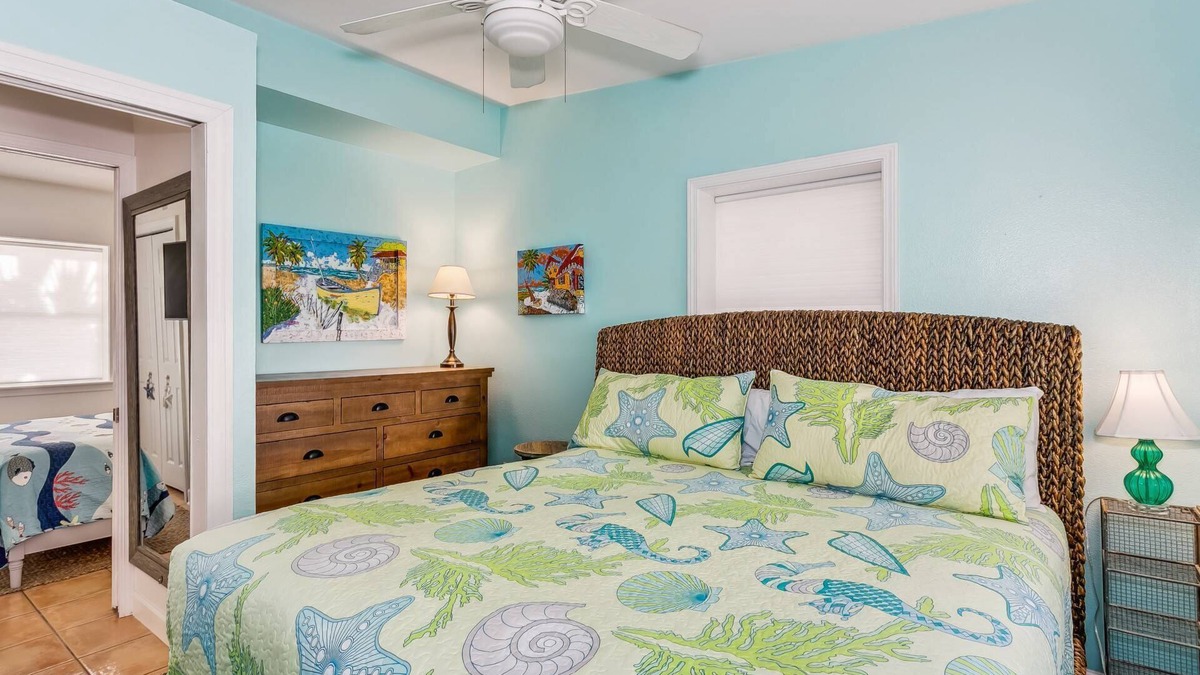 Villa Primera House | *Reduced Rates* Sunshine and Sand | Your Comfortable Waterfront House | Sandy Yard |Family Friendly