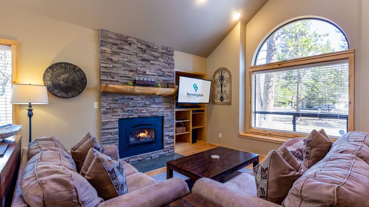 Sunriver House | REDW07 - Gorgeous Home, New Hot Tub, Bonus Room, Gas Fireplace
