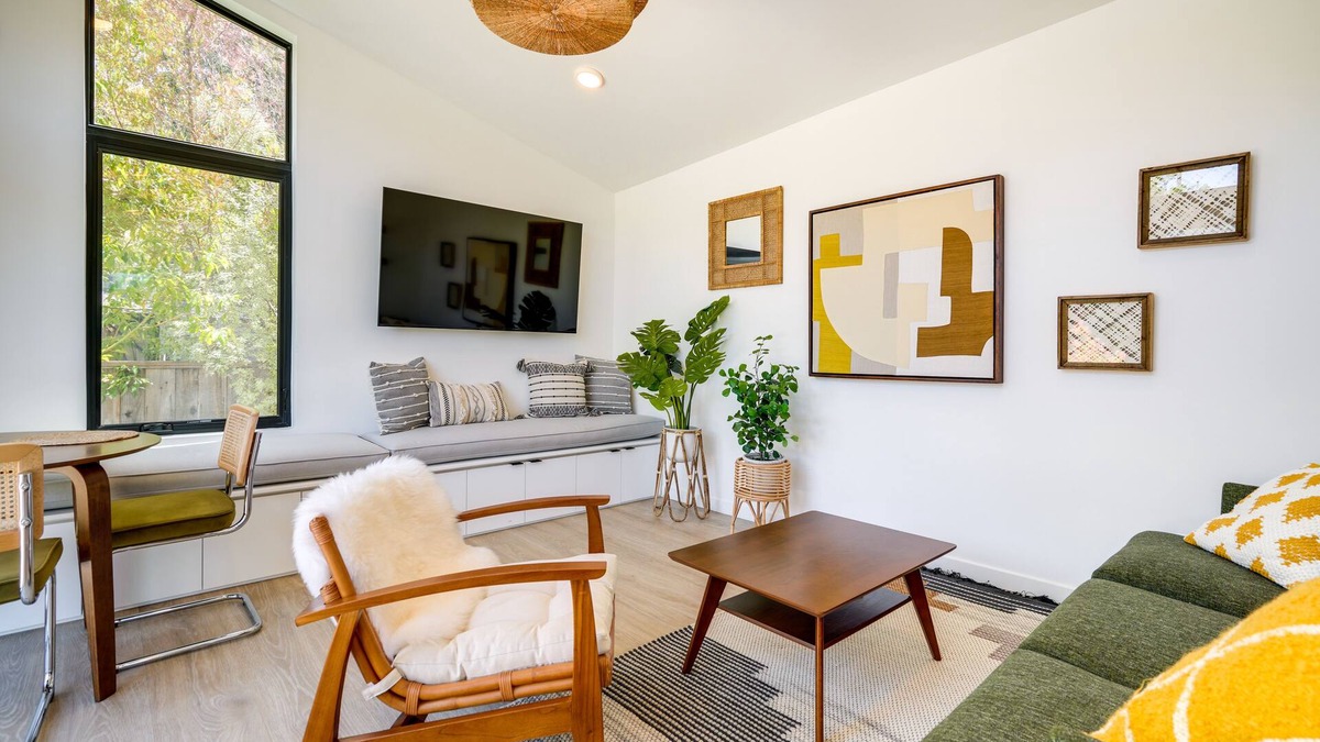 Roosevelt House | Redwood City Escape with Big-Screen TV!