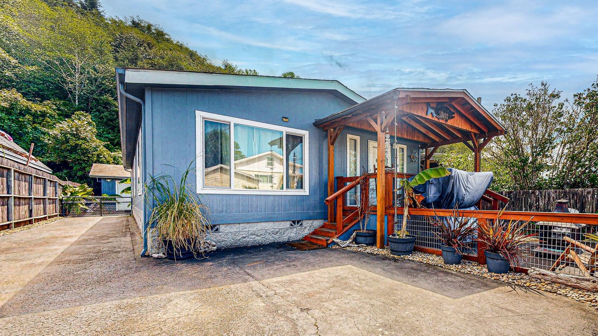 Winchester Bay House | Reedsport Coastal Retreat: Adventure Awaits You Near the Ocean