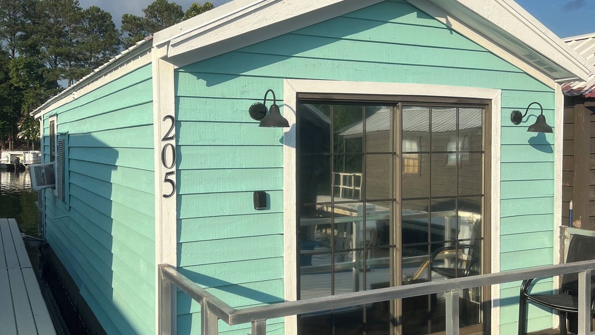 Guntersville Cabin | " Reel Cozy " Floating Cabin in Guntersville Alabama.