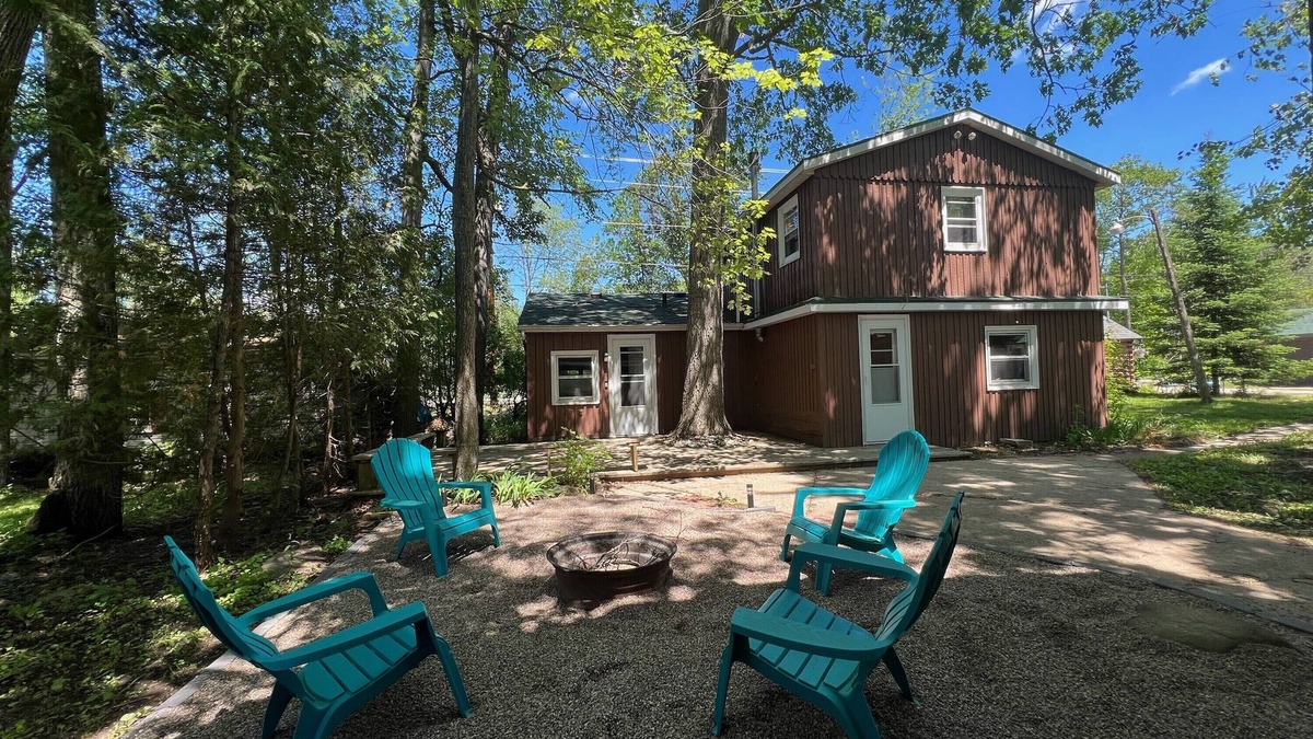 Shawano Cottage | Reel Paradise- a stone’s skip away from the gorgeous Shawano Lake