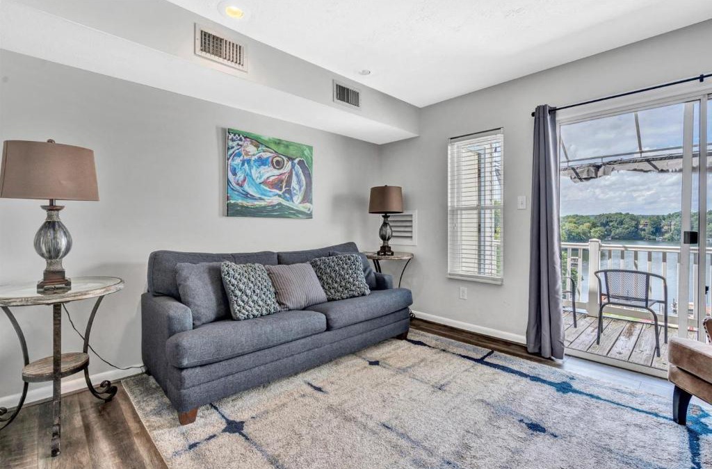 North Shore Apartment | Reel Simple