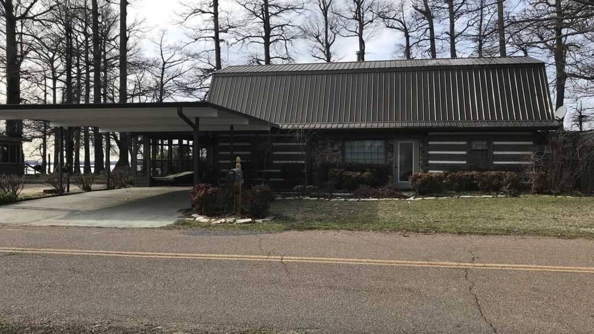 Wynnburg Cabin | Reelfoot Lakefront 3 Bedroom Cabin, Tons of Space, Enjoy the Fishing, Birds and Deck!