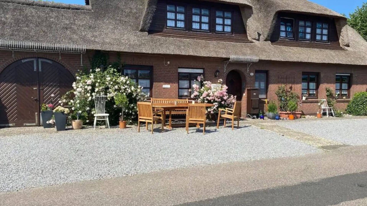 Poppenbull Apartment | Reetdach-app. "landhus Achter de Kark - Stüerboord" in Poppenbüll für 2 Personen
