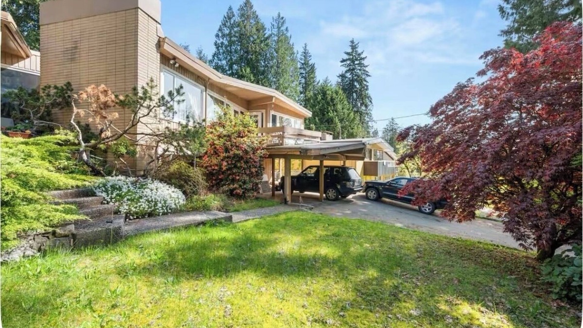 Upper Lonsdale House | Refined North Shore 3BR Retreat