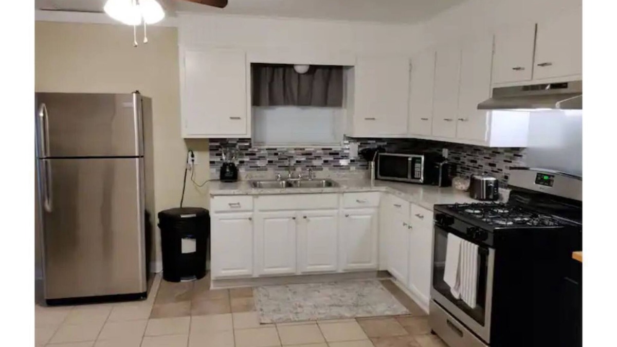 Lakeview  Jefferson County House | Refinery within 5 milesn
