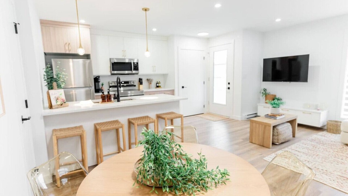 Winnipeg Apartment | *Refresh | Central & Trendy | 5 min to downtown*