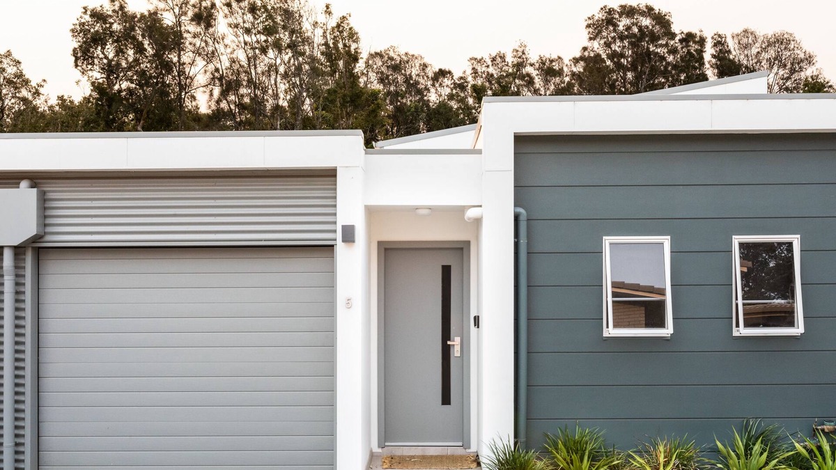 Port Macquarie Villa | Refresh@Shellys. Boardwalk stroll down to beach from modern coastal villa.
