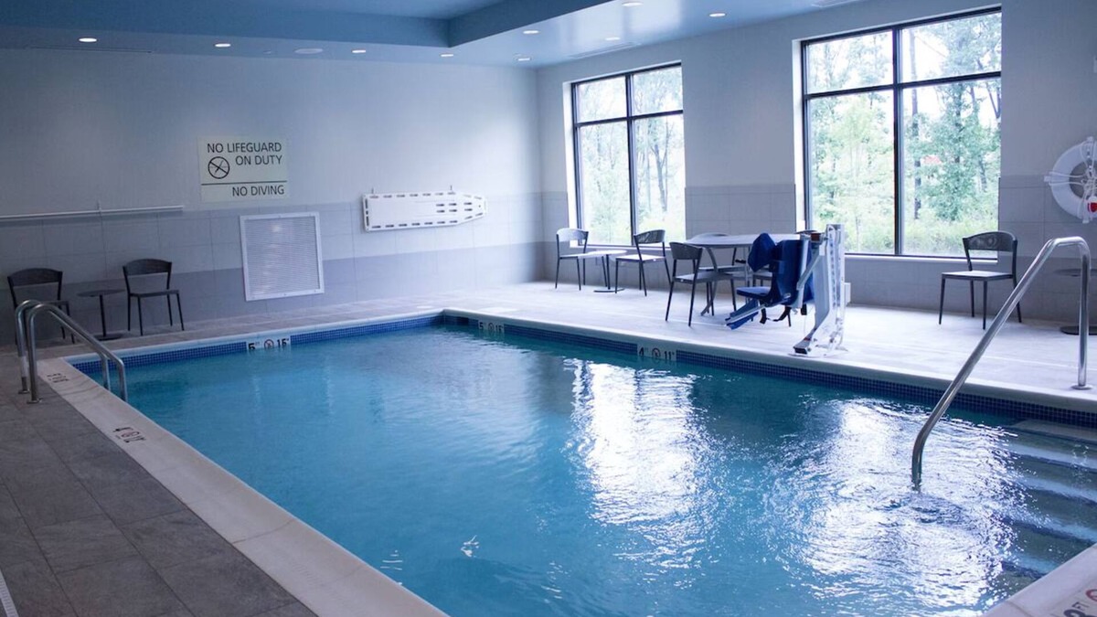 Cranberry Township Hotel | Refreshing Indoor Pool & Free Breakfast Near Cranberry Mall!