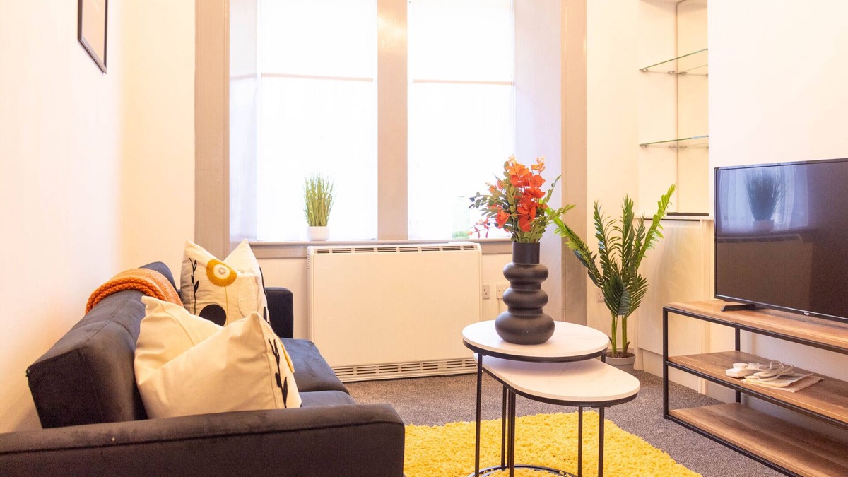 Dumbarton Apartment | Refreshing Modern Apartment in Dumbarton