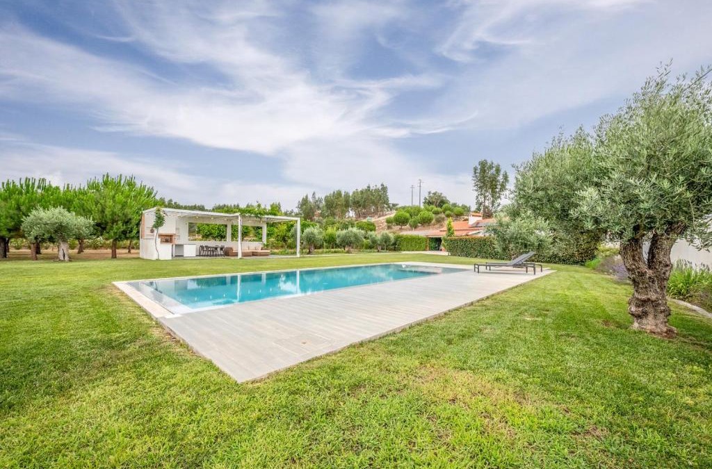 Ponte de Sor House | Refreshing poolside escape in Ponte de Sor