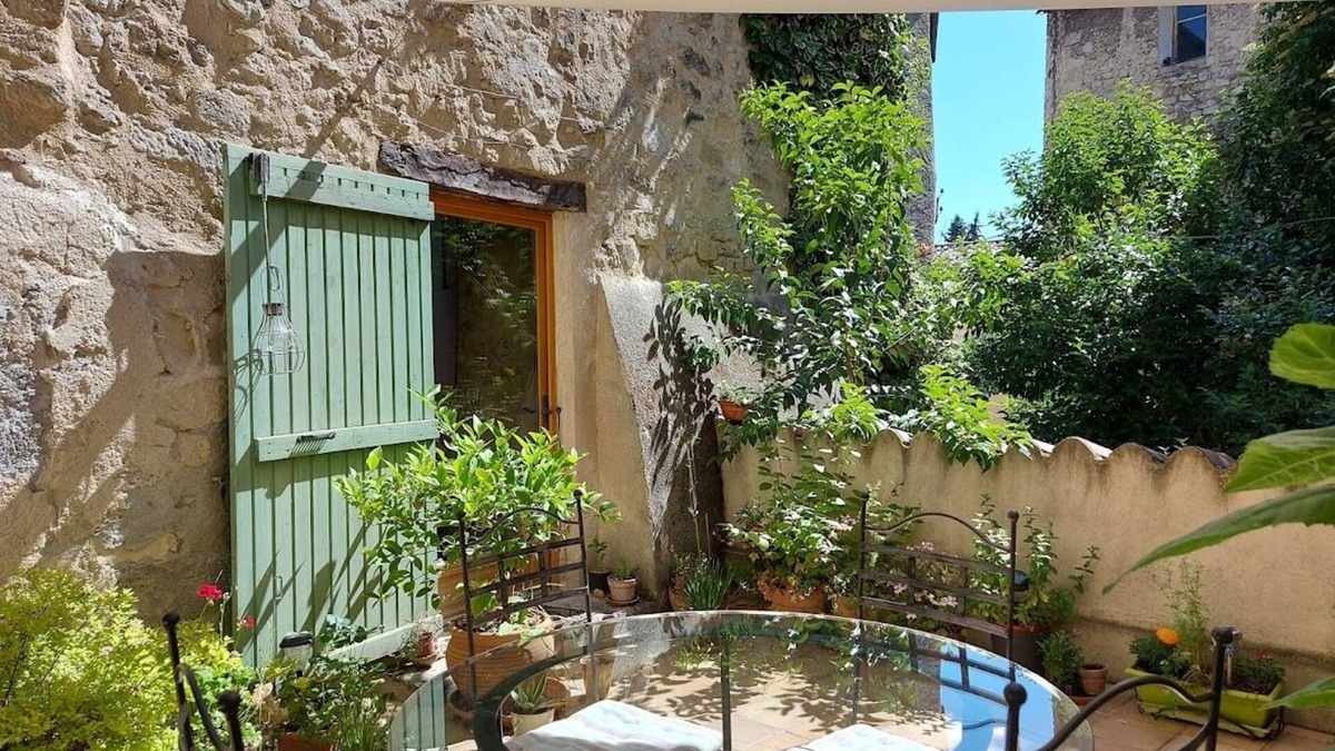 Forcalquier Cottage | Refreshingly cool in summer, 18th century gite, centre Forcalquier