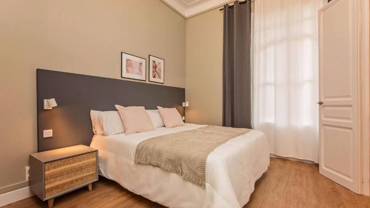 Sant Antoni Apartment | REFURBISHED APARTMENTS! 5 bedrooms + 2 bathrooms each one!