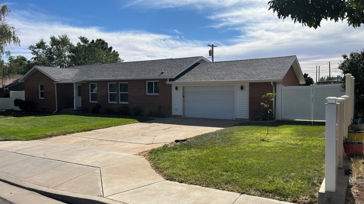 Blanding House | Refurnished and spacious 4 bedroom house, Sleeps 10!