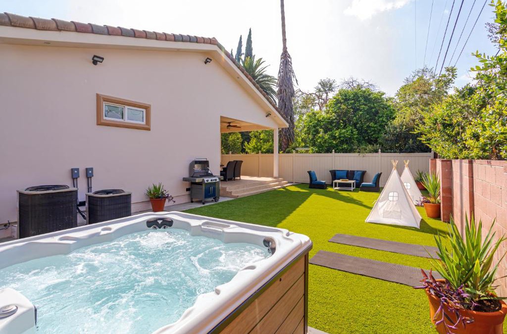 Valley Glen House | Regal 4 bed with hot tub close to Universal sleeps 15