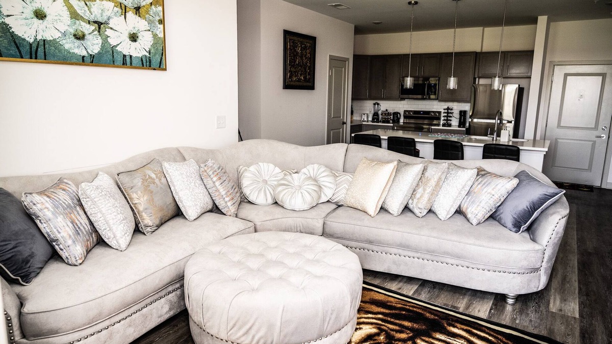 Whitestown Apartment | Regal Apt with King & Queen Bed for Long-Term Stay
