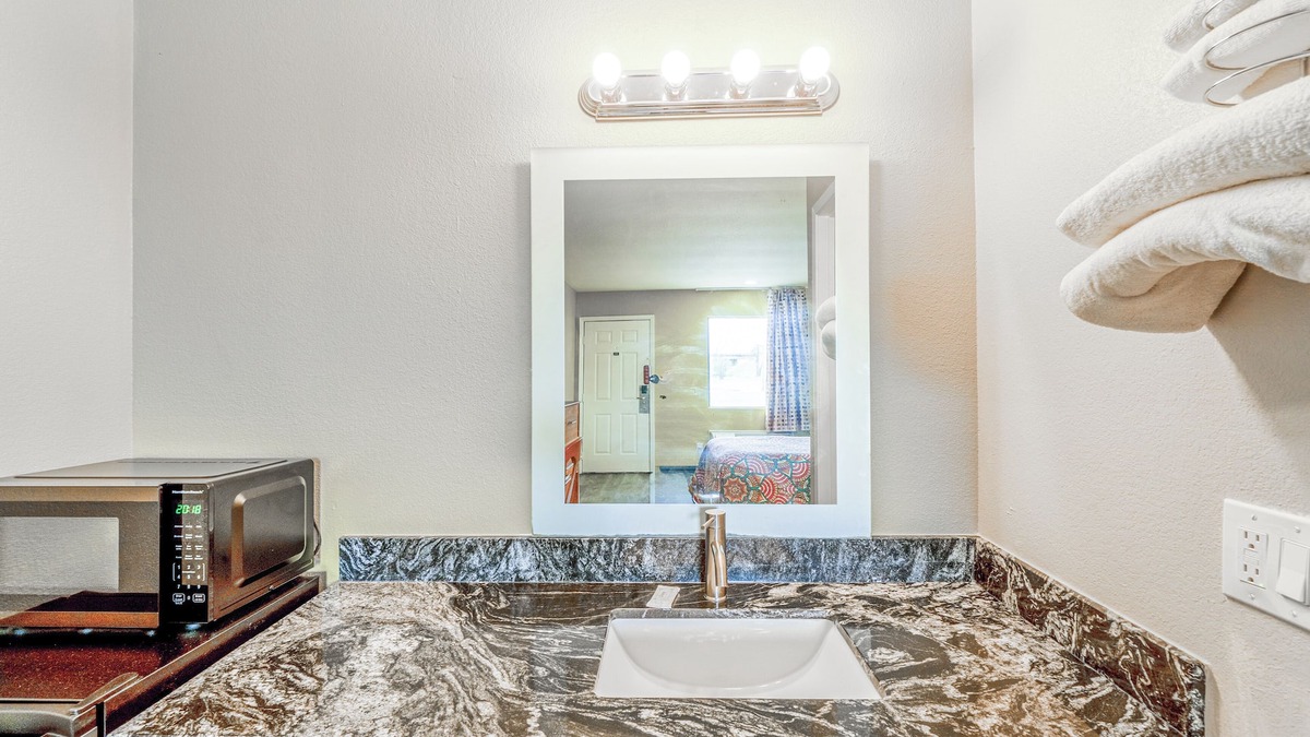 Rockdale Hotel | Regency Inn By OYO Rockdale TX