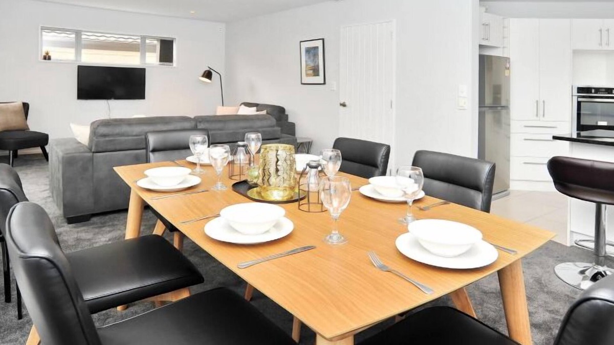 Riccarton House | Regents 94A-Regents Villa A - Spacious stylish home