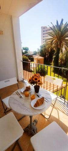 Torreblanca Apartment | Relájate cerca del mar, con vistas a las termas romanas