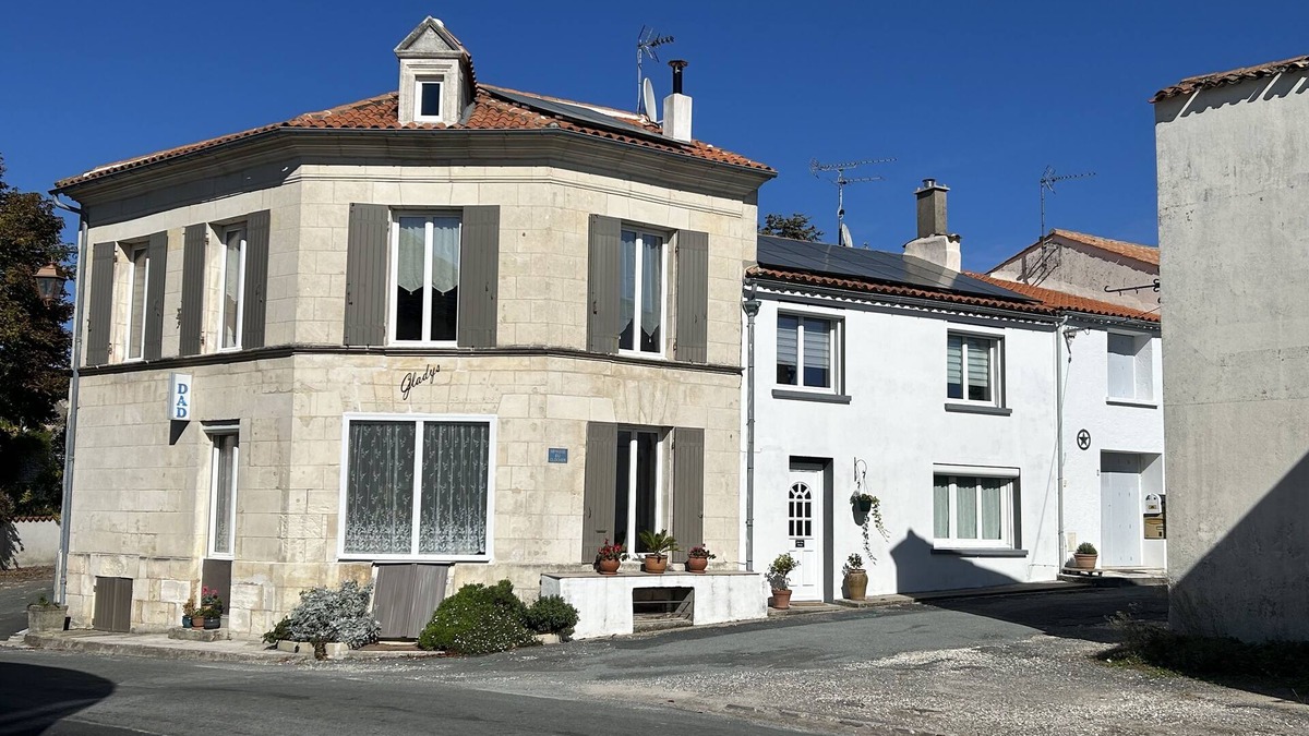 Chenac-Saint-Seurin-d'Uzet House | Relax, surrounded by vineyards, 15 mins from sandy beaches and restaurants.