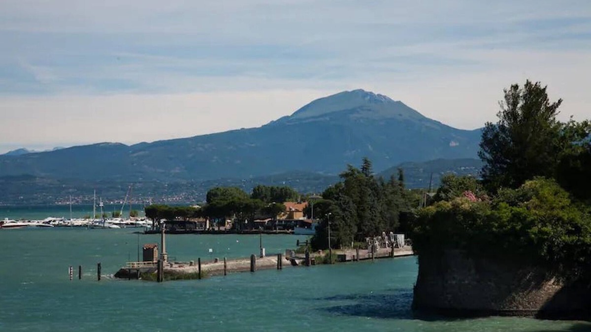 Peschiera del Garda City Centre Apartment | RELAIS AL PORTO SUITE NOW for a romantic stay overlooking Lake Garda