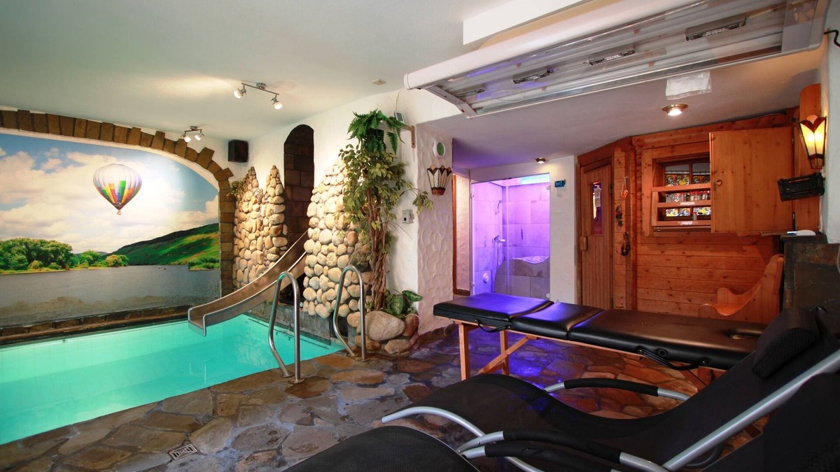 Zell Apartment | Relax alone: 30°C indoor pool, sauna, steam bath included in the price. Terrace facing the Moselle