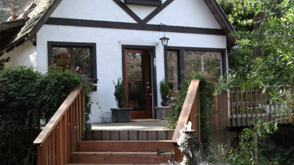 Almonte House | Relax and connect with nature at this designer retreat in charming Mill Valley
