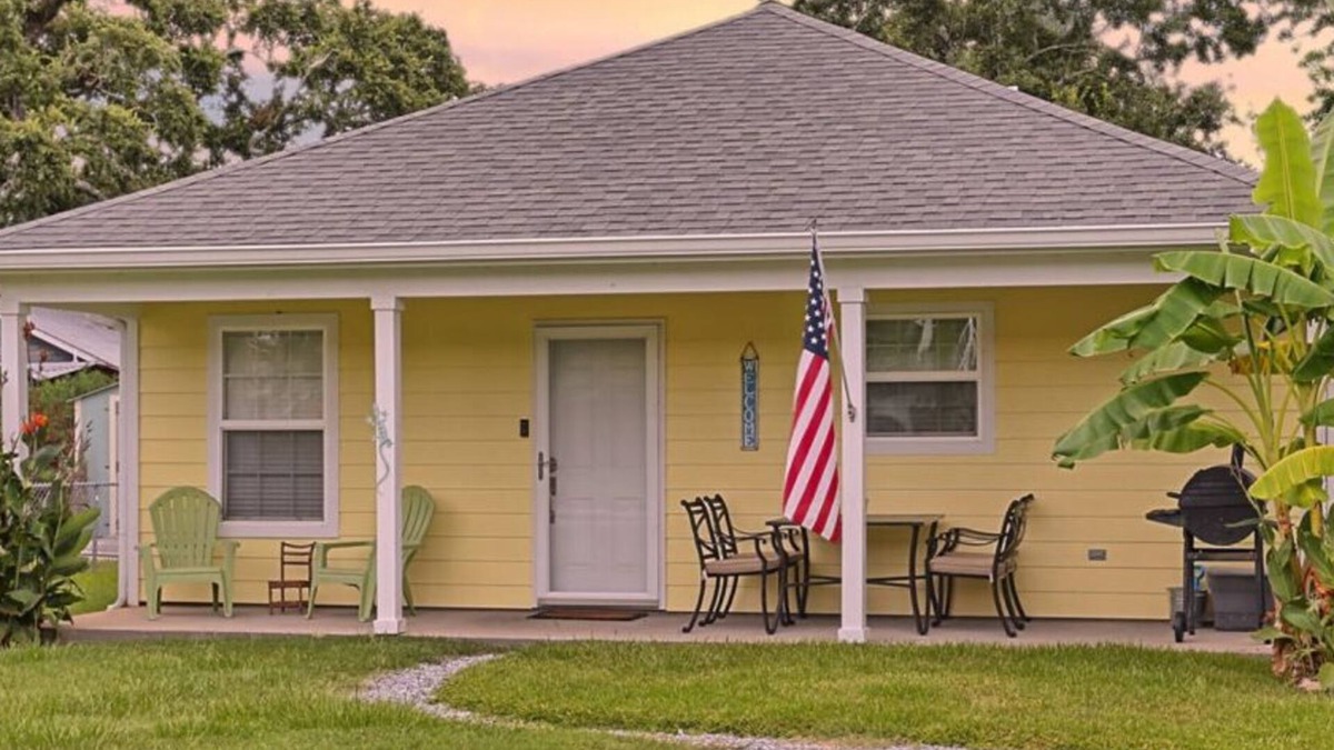 Old Town House | Relax and Enjoy! Steps to the beach and Old Town Bay St. Louis!