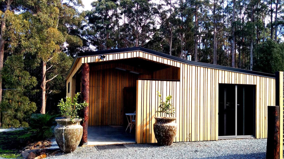Franklin Cottage | Relax and indulge in a country garden at Franklin, Tasmania