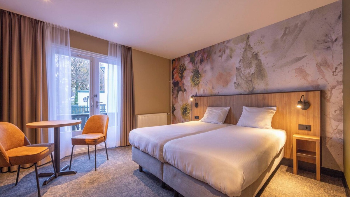 Heelsum Hotel | Relax and Play: Indoor Pool, Cycling Nearby, Game Room & Free Parking
