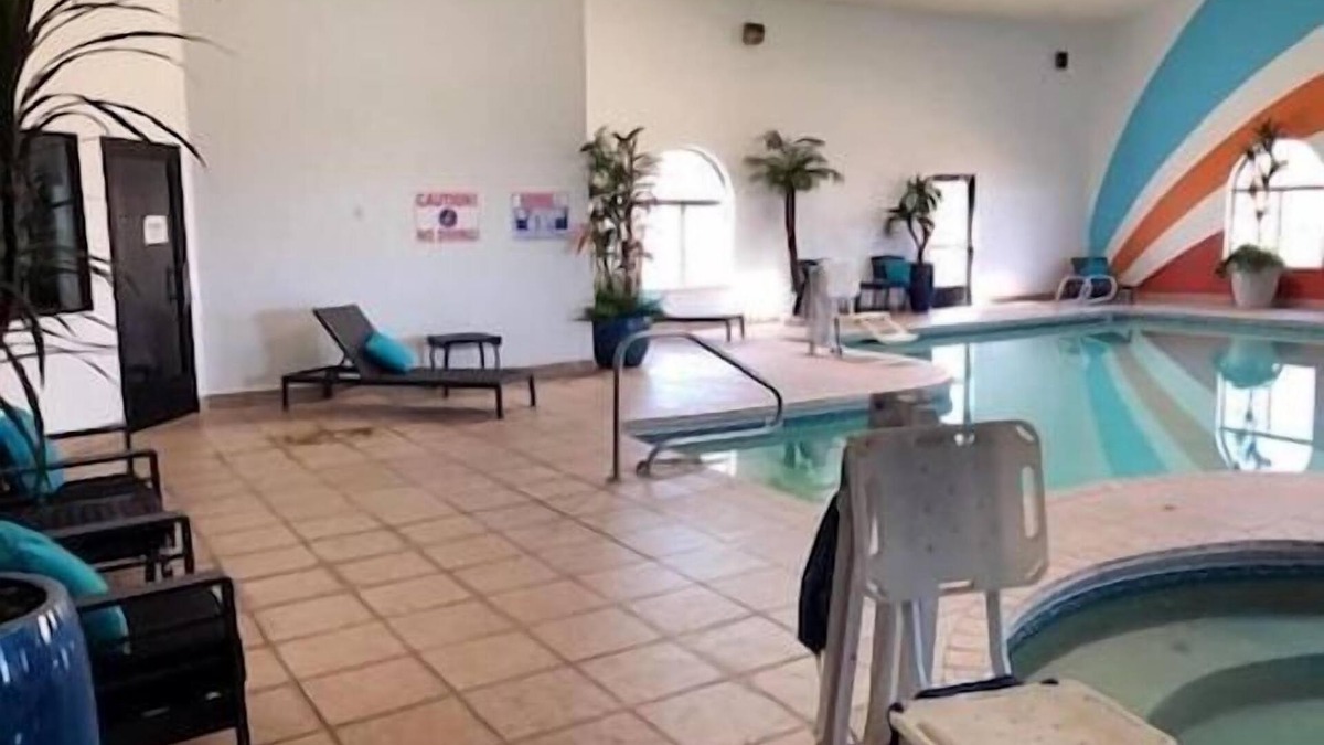 Window Rock Hotel | Relax and Recharge! Free Breakfast, Parking, Pets Allowed!