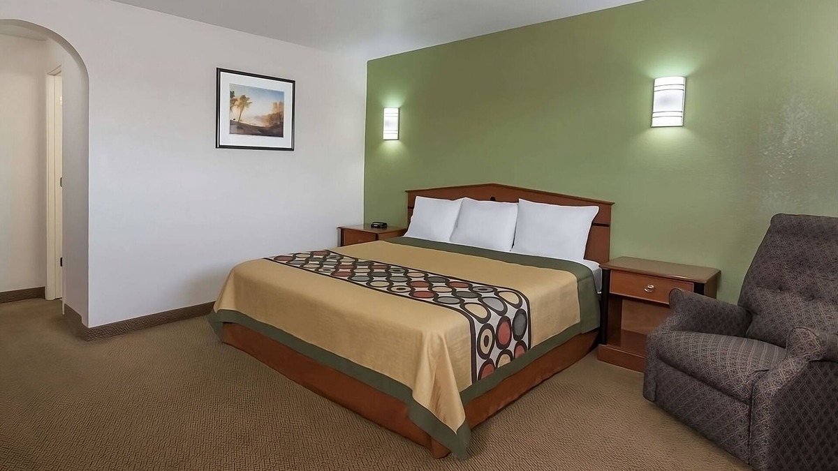 Austin Ave. Resort | Relax and Recharge in Knights Inn Franklin Ave Waco! Free Parking, Pets Allowed