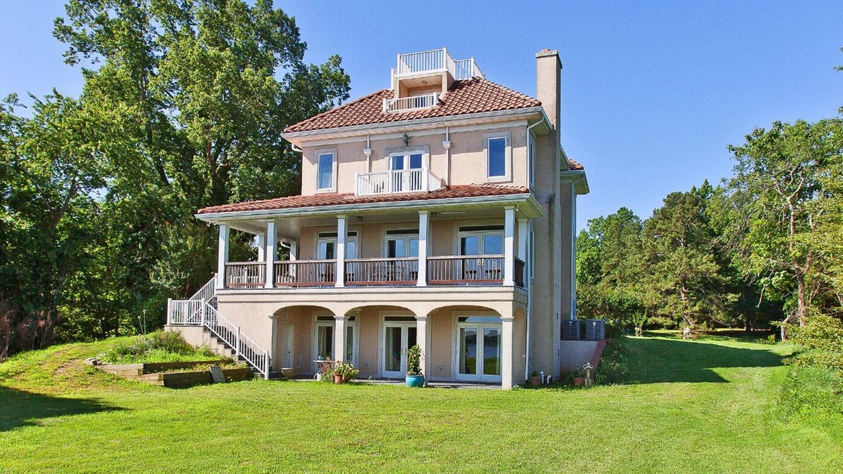 Claremont Villa | Relax And Reconnect With Expansive Views Of The Historic James River