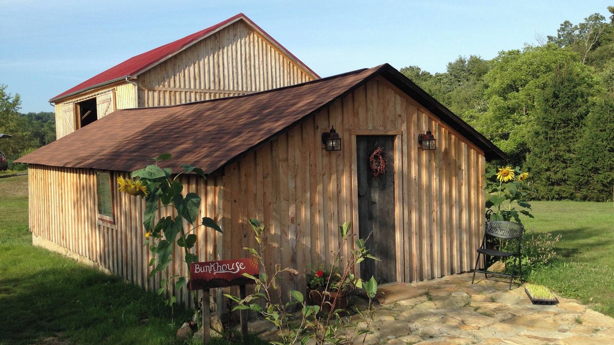 Champion Cabin | Relax and Refresh in this Cozy Bunkhouse Cabin at SanaView Farms Winery