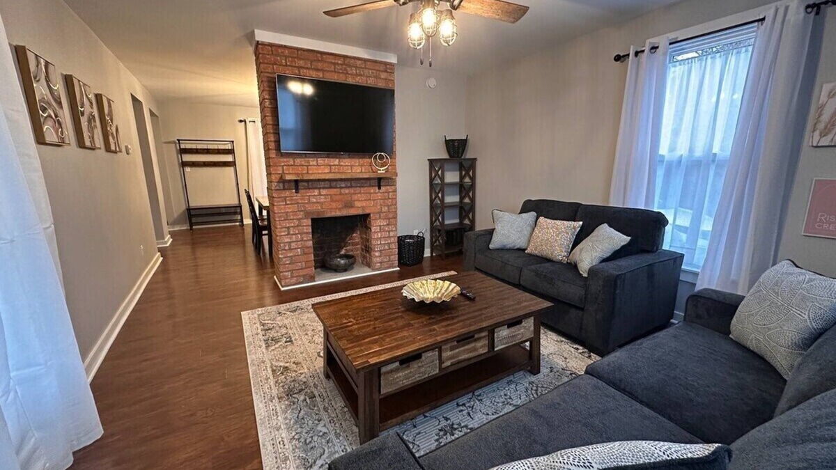 Coshocton House | Relax and Roscoe Apartment