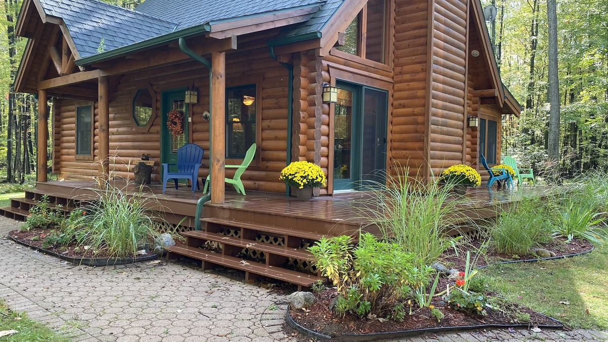 Farwell Cabin | Relax and Unplug at this peaceful log home.