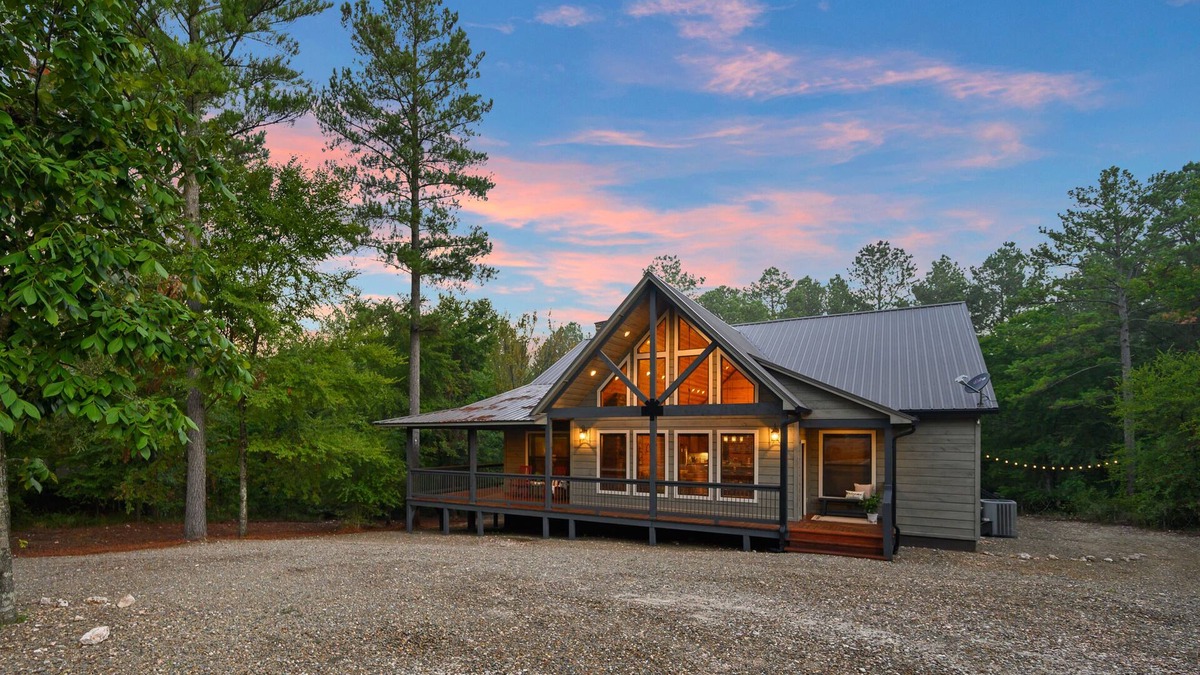 Broken Bow Cabin | Relax and Unwind at the LAZY CANOE LODGE -Sleeps14!