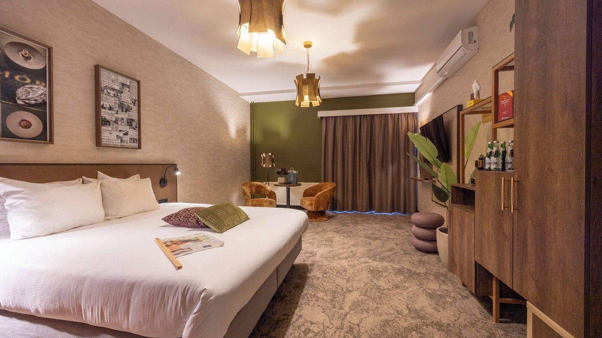 Heelsum Hotel | Relax and Unwind: Cycling Nearby, Game Room, Indoor Pool, Trails & Free Parking