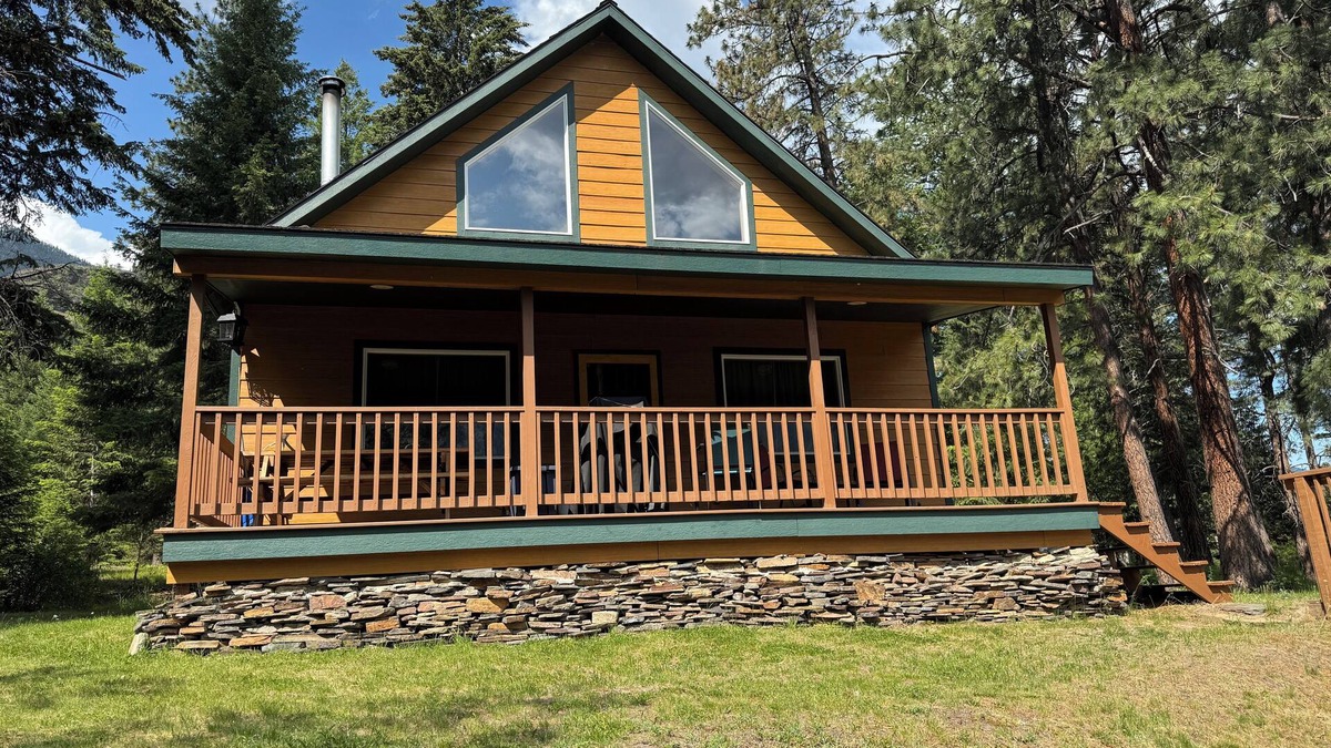 Plains Cabin | Relax and unwind in a family cabin on the Clark Fork River