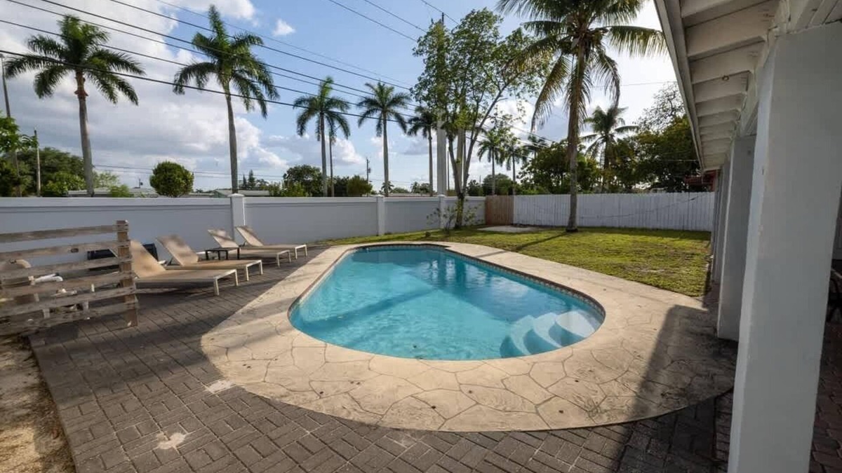 Boulevard Heights House | Relax and Unwind in a 4BR Home with Pool in Hollywood
